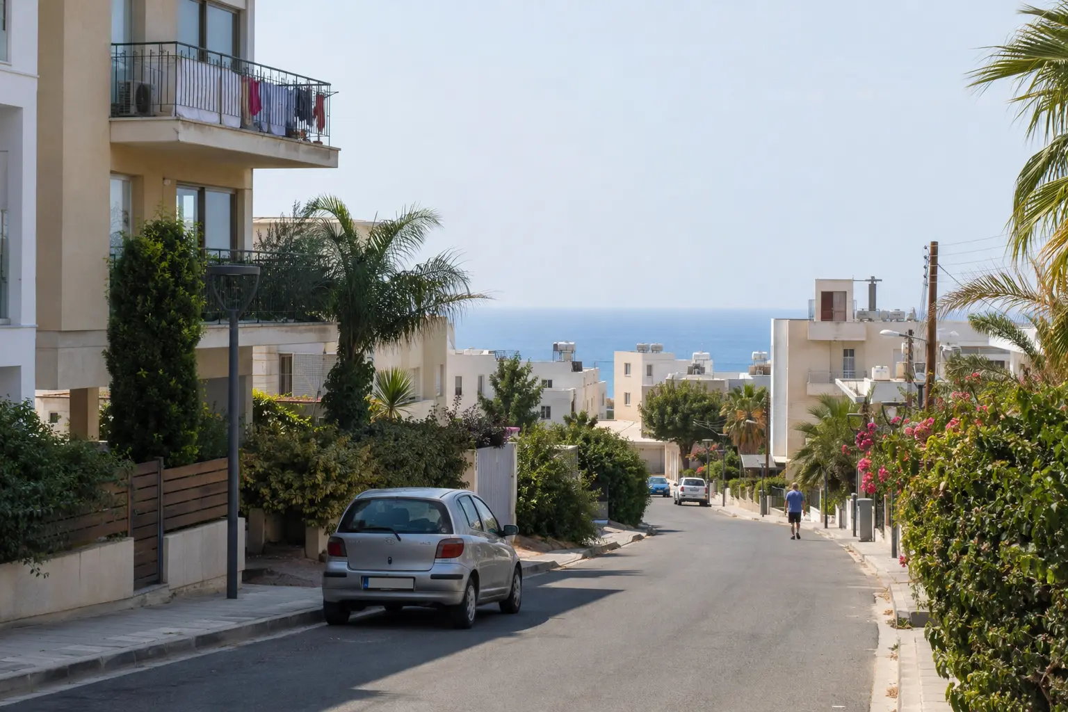 שכונת מגורים בקפריסין היורדת לכיוון הים שכונת מגורים בקפריסין היורדת לכיוון הים