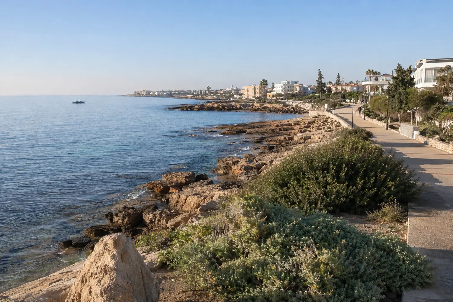 טיילת החוף הסלעית של פאפוס ובתי מגורים לצד הים